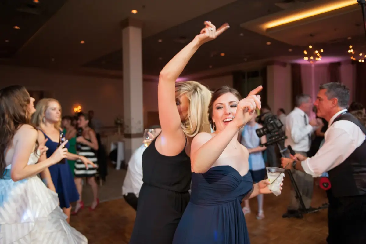 guests dancing to chicago wedding dj